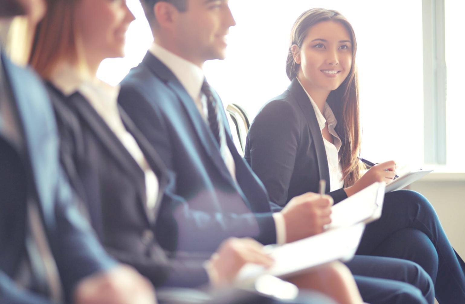 Teilnehmer beim interaktiven Finanztraining mit modernen Lernmethoden